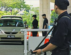 Anggota polis menjalankan tugas sekatan jalanraya untuk tugas pencegahan jenayah.