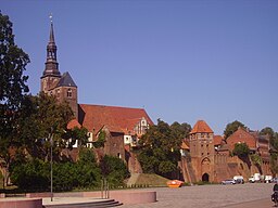 Tangermündes gamla stad med Sankt Stefanskyrkan och stadsporten Elbtor.