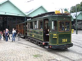 Een historische tram uit de Belle époque verlaat het museum voor een toeristische rit.