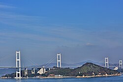 灯台は南端に設置されているウヅ鼻灯台。 来島大橋の南側（写真中央やや左）に集落がある。