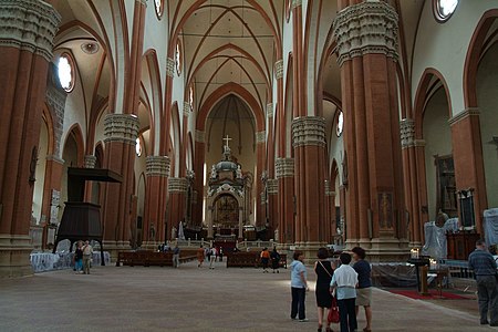 Kvinnava laŭlonga domo de la baziliko Sankta Petronio en Bolonjo