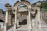 Syrischer Bogen am Hadrianstempel (117/118 n. Chr.) in Ephesos