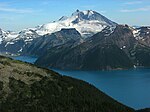 Vue du mont Garibaldi depuis Black Tusk, au nord, avec une partie du lac Garibaldi et La Table en avant du sommet.