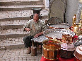 Un artisan dinandier dans la Casbah d'Alger.