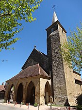 Le clocher carré à meurtrières de l'église.