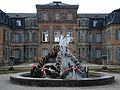 Osterbrunnen vor Schloss_Fantaisie in Eckersdorf (von J. Lunau) – hier für dieses Bild stimmen