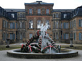 Vereister Osterbrunnen vor Schloss Fantaisie in Eckersdorf (2013)