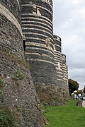 Tours de l'enceinte avec l'assise rocheuse de schiste.