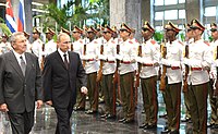 Vladimir Putin e Raúl Castro em inspeção a tropas cubanas.