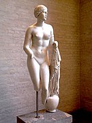 Aphrodite Braschi, du type de l'Aphrodite de Cnide, attribuée à Praxitèle, IVe siècle av. J.-C., glyptothèque de Munich.