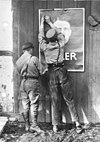 SA-menn i Mecklenburg henger opp valgplakat for Hitler og NSDAP før riksdagsvalget 1932. Foto: Deutsches Bundesarchiv