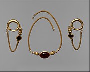 Collier et boucles d'oreilles assorties, en or et cabochons de grenat. Ier siècle av. J.-C. Metropolitan Museum.