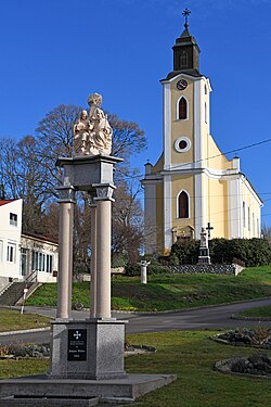 A római katolikus templom a Szentháromság-oszloppal