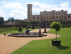 Vista de los xardinos y de la fachada principal.