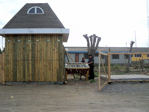 People taking their belongings from a kiosk located near the Pichilemu costanera. Image: Diego Grez.