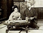 『蛟龍を描く人（英語版）』（1919年）。右はエドワード・ペイル・シニア（英語版）。