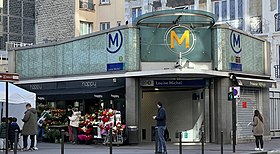 Accès à la station au rez-de-chaussée d'un bâtiment.