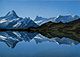 Schreckhorn (4.078 m, dekstre centre) vidita el Bachalpsee.