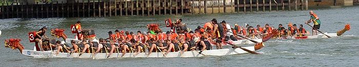 Traditionelle Drachenboote beim Singapore Race