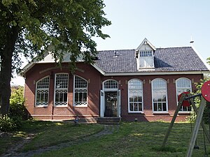 Kleuterschool met gymnastieklokaal uit 1903. Ontworpen door Gerrit Nijhuis in een stijl die doet denken aan de Chaletstijl. Onderdeel van het openluchtmuseum.