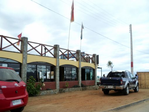 Most stores, kiosks, homes, and restaurants in the Pichilemu costanera were evacuated during the tsunami warning. In the picture, Entre Mar Restaurant. Image: Diego Grez.