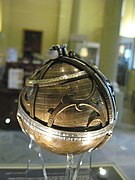 收藏在牛津科學史博物館（英语：History of Science Museum, Oxford）的中世紀中古伊斯蘭天文學的球形星盤（球形星象儀）。年代約為1480年，最有可能出自敘利亞或埃及[2]。