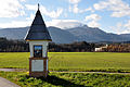 English: Wayside shrine and power plant "Rosegg" Deutsch: Bildstock "Safron Kreuz" (slow.: Žofranov križ) und Kraftwerk „Rosegg“