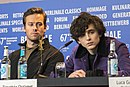 Hai diễn viên chính Hammer và Chalamet trong buổi họp báo cho Call Me by Your Name tại Liên hoan phim quốc tế Berlin 2017.