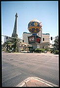 Las Vegas. Veduta dell'Hotel Paris dalla Strip.jpg