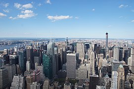 Panorama depuis le sommet, direction nord-ouest. On aperçoit le 432 Park Avenue, Central Park, l'Husdon River et la Bank of America Tower. Le Condé Nast Building et sa longue antenne dans Times Square sont également visibles.