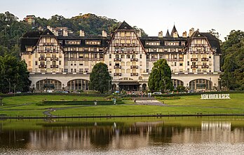 Palácio Quitandinha em Petrópolis, estado do Rio de Janeiro, Brasil. O Palácio Quitandinha é um antigo e histórico hotel de luxo que em 1947 foi o local do Tratado do Rio, com a presença do presidente dos Estados Unidos, Harry S. Truman. Quando foi inaugurado como “Cassino Hotel Quitandinha”, o Palácio era o maior hotel cassino da América Latina. Os jogos de azar eram permitidos no Brasil desde 1930, mas foram proibidos em 30 de maio de 1946 por decreto do presidente Eurico Gaspar Dutra. Como resultado, o cassino fechou depois de apenas dois anos de funcionamento. (definição 11 105 × 7 053)