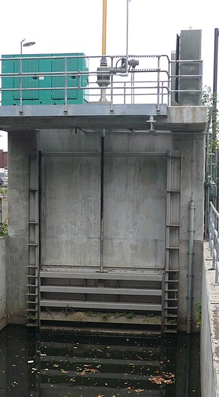 <span class="mw-page-title-main">Sluice</span> Water channel controlled at its head by a gate