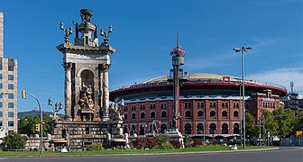 Fontaine de la Place d'Espagne et les Arènes.