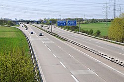 Pohled na dálniční křižovatku Mannheim ve směru na západ od dálnice A656.