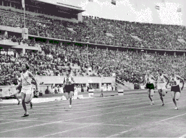 Finaleinlauf über 100 Meter (v. l. n. r.): Stanisława Walasiewicz (etwas verdeckt), Helen Stephens, Käthe Krauß, Emmy Albus, Annette Rogers, Marie Dollinger