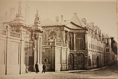 The oldest part of the Egmont Palace (right) before the fire of 1892