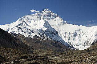 Die noordekant van Everest soos gesien vanaf die basiskamp in Tibet