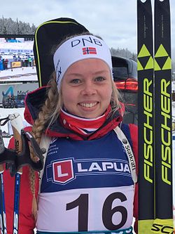 Karoline Erdal (midten), da hun mottok DNB-stipendet 2015.