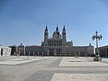 Die Kathedrale la Almudena vom Schlossplatz gesehen