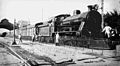 Locomotora a vapor Vulcan Foundry 12E, detenida en la estación (circa 1928). Esta locomotora, numerada 3913, ha sido preservada y se halla expuesta en la actualidad en la plaza central de Ingeniero White.[28]​