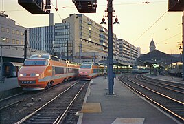 Deux rames (portant le logo de la SNCF sur leurs trappes frontales) à Paris-Gare-de-Lyon, le 24 mai 1987.