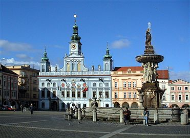 Hôtel de ville et fontaine de Samson.