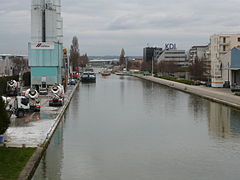 Le canal Saint-Denis vu d'Aubervilliers au pont de Stains.