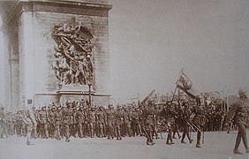 Les troupes Siamoises défilent sous l'Arc de Triomphe.