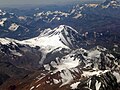 Der Tupungato-Kegel und im Vordergrund der Tupungatito-Krater sind ein aktives Vulkanzentrum. Das Wasser aus den Gletschern bildet den Río Colorado.