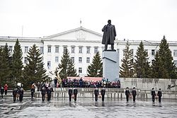 A városi adminisztráció épülete, előtérben Lenin-emlékművel