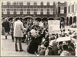 Demonstratie bij het Tweede Kamergebouw voor hogere wedde, georganiseerd door de VVDM in oktober 1969