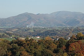 Vue d’un paysage de moyenne montagne.