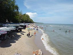 Cha-am Beach i Phetchaburi-provinsen fotograferad 2002.