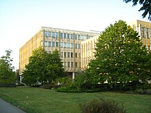 Anblick der Bibliothek und eines Traktes des IfL von Südwesten im Jahr 2009